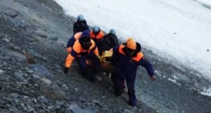 Спасатели нашли тело руководителя группы, попавшей под лавину на горе Металлург Спасатели нашли тело руководителя группы, попавшей под лавину на горе Металлург