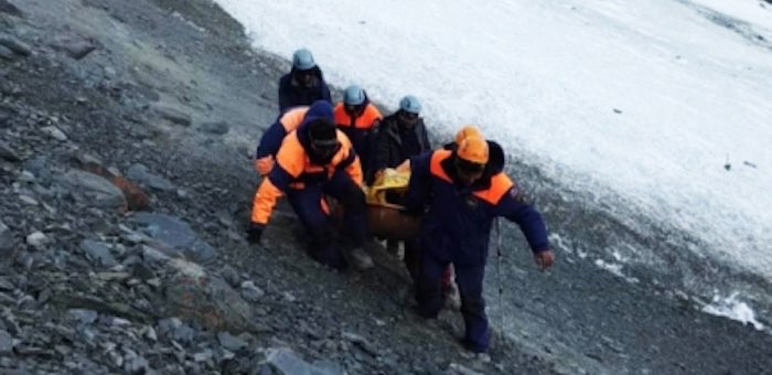 Спасатели нашли тело руководителя группы, попавшей под лавину на горе Металлург