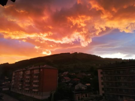 Вчерашний закат с грозой в фотографиях наших читателей