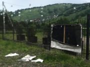Не дождавшись жену с корпоратива, горожанин напал на ворота предприятия, где она работала Не дождавшись жену с корпоратива, горожанин напал на ворота предприятия, где она работала