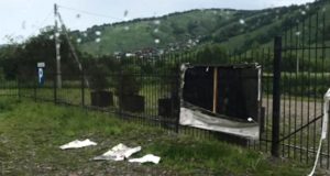 Не дождавшись жену с корпоратива, горожанин напал на ворота предприятия, где она работала