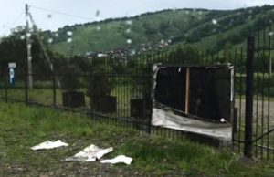 Не дождавшись жену с корпоратива, горожанин напал на ворота предприятия, где она работала