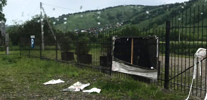 Не дождавшись жену с корпоратива, горожанин напал на ворота предприятия, где она работала