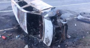 На Чуйском тракте перевернулся и сгорел микроавтобус, два человека попали в больницу