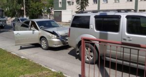 Девушка на Camry въехала в бампер Nissan Pathfinder на перекрестке возле здания МВД Девушка на Camry въехала в бампер Nissan Pathfinder на перекрестке возле здания МВД