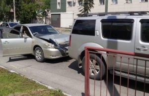 Девушка на Camry въехала в бампер Nissan Pathfinder на перекрестке возле здания МВД