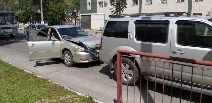 Девушка на Camry въехала в бампер Nissan Pathfinder на перекрестке возле здания МВД