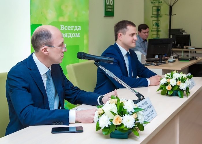 Вместо проездного – банковская карта. На Алтае запущена новая технология для льготников