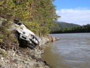 Полицейские спасли двух мужчин из горящего автомобиля Полицейские спасли двух мужчин из горящего автомобиля