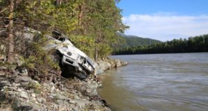 Полицейские спасли двух мужчин из горящего автомобиля