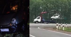 Автобус из Чемала в Новосибирск снес с дороги легковую машину: двое погибших