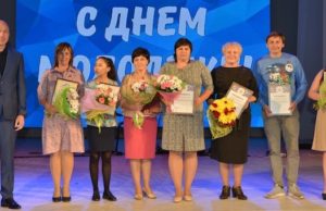 Молодые волонтеры и специалисты по работе с молодежью получили награды Молодые волонтеры и специалисты по работе с молодежью получили награды