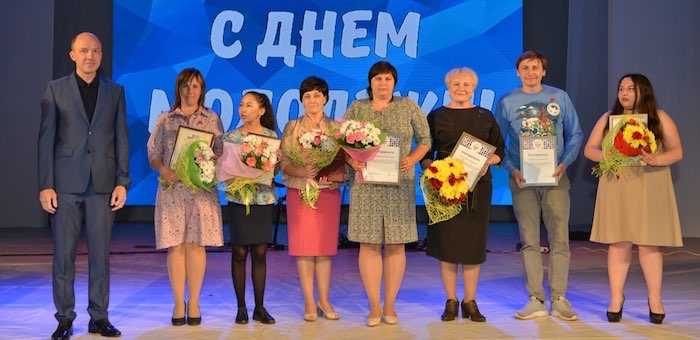 Молодые волонтеры и специалисты по работе с молодежью получили награды