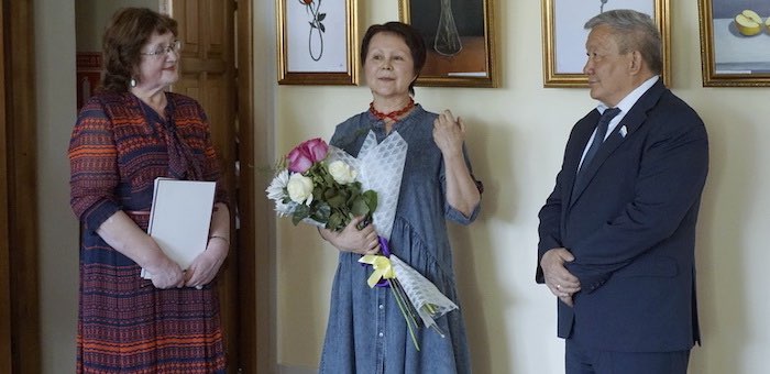 В Эл Курултае открылась выставка Лилии Юсуповой