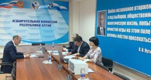 Олег Хорохордин сдал подписные листы в избирком