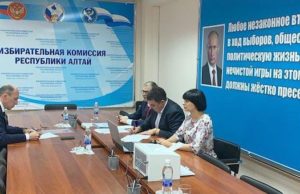 Олег Хорохордин сдал подписные листы в избирком Олег Хорохордин сдал подписные листы в избирком