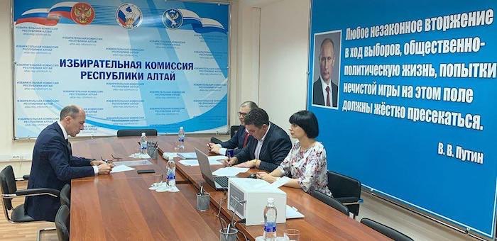 Олег Хорохордин сдал подписные листы в избирком