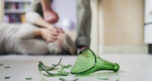 Житель Майминского района сломал нос подруге из-за отказа купить вино Житель Майминского района сломал нос подруге из-за отказа купить вино