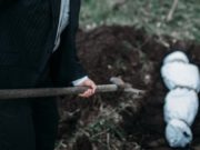 Преступники, замуровавшие бетоном своего знакомого в туалете, приговорены к длительным срокам