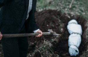 Преступники, замуровавшие бетоном своего знакомого в туалете, приговорены к длительным срокам Преступники, замуровавшие бетоном своего знакомого в туалете, приговорены к длительным срокам