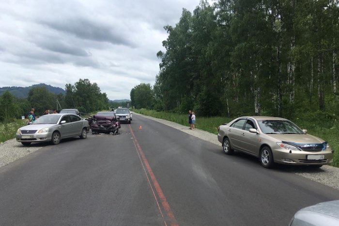 Туристка из Бийска на Hyundai Solaris протаранила две машины на Чуйском тракте