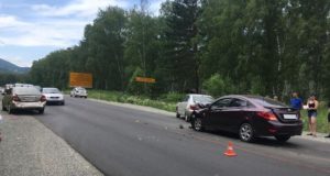 Туристка из Бийска на Hyundai Solaris протаранила две машины на Чуйском тракте Туристка из Бийска на Hyundai Solaris протаранила две машины на Чуйском тракте