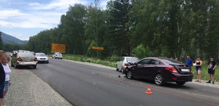 Туристка из Бийска на Hyundai Solaris протаранила две машины на Чуйском тракте