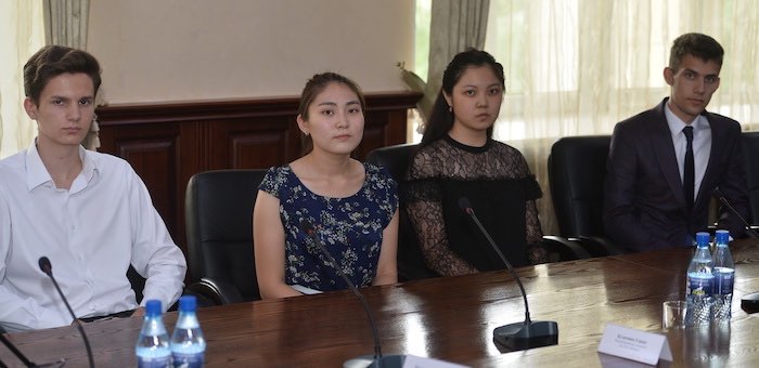 Лучшие выпускники школ побывали на приеме в правительстве