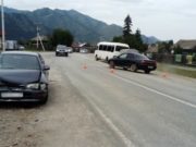 Две «Тойоты» не поделили дорогу в Чемале