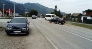 Две «Тойоты» не поделили дорогу в Чемале