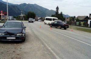 Две «Тойоты» не поделили дорогу в Чемале Две «Тойоты» не поделили дорогу в Чемале