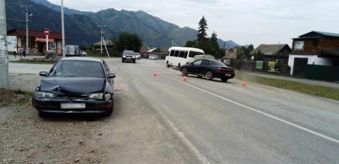 Две «Тойоты» не поделили дорогу в Чемале