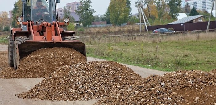 На 23 улицах дорожники проведут отсыпку песчано-гравийной смесью