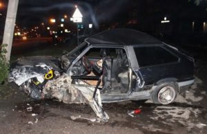 ВАЗ с пьяным водителем на встречной полосе врезался в иномарку с двухлетним пассажиром