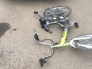 Мальчик на велосипеде выехал на дорогу под колеса автомобиля Мальчик на велосипеде выехал на дорогу под колеса автомобиля