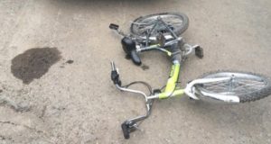 Мальчик на велосипеде выехал на дорогу под колеса автомобиля Мальчик на велосипеде выехал на дорогу под колеса автомобиля