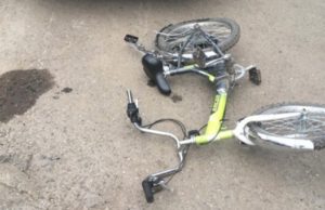Мальчик на велосипеде выехал на дорогу под колеса автомобиля Мальчик на велосипеде выехал на дорогу под колеса автомобиля