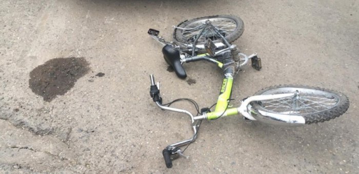 Мальчик на велосипеде выехал на дорогу под колеса автомобиля