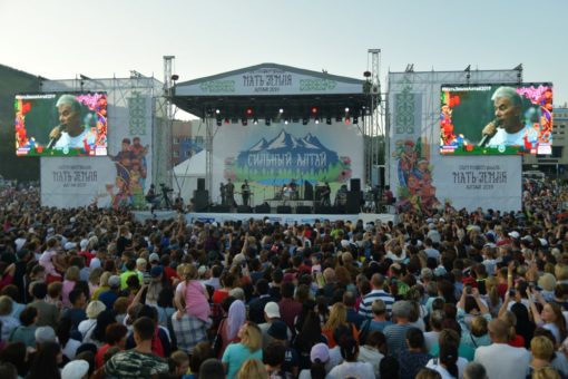 На концерт Олега Газманова в Горно-Алтайске пришли свыше 10 тысяч человек