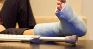 140 тысяч рублей получит горожанка, сломавшая ногу из-за гололедицы