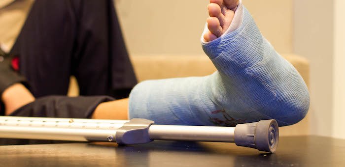 140 тысяч рублей получит горожанка, сломавшая ногу из-за гололедицы