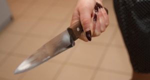 Женщина ударила ножом избивавшего ее супруга