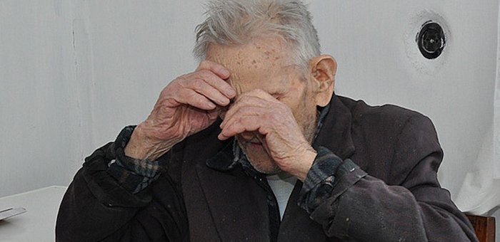 Сын жестоко избил отца из-за того, что тот нечаянно его разбудил