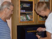 В Майминском районе волонтеры помогают пенсионерам подключить цифровые телеприставки В Майминском районе волонтеры помогают пенсионерам подключить цифровые телеприставки