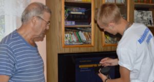 В Майминском районе волонтеры помогают пенсионерам подключить цифровые телеприставки