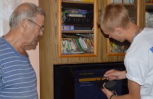 В Майминском районе волонтеры помогают пенсионерам подключить цифровые телеприставки В Майминском районе волонтеры помогают пенсионерам подключить цифровые телеприставки