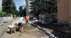 Ремонт тротуара на центральном проспекте завершится в первой половине августа