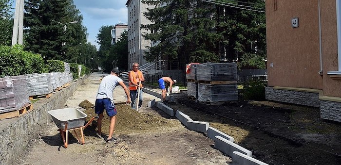 Ремонт тротуара на центральном проспекте завершится в первой половине августа