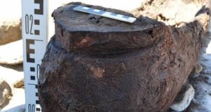 Необычное древнее захоронение в виде лодки нашли археологи в Курайской степи