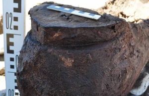 Необычное древнее захоронение в виде лодки нашли археологи в Курайской степи Необычное древнее захоронение в виде лодки нашли археологи в Курайской степи